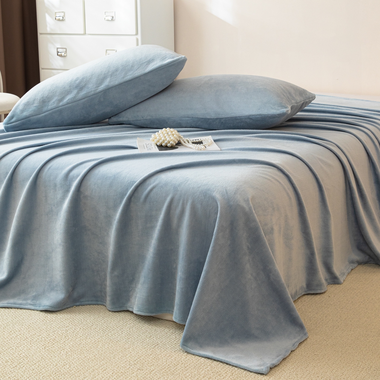 91家纺网 家纺一手货源 找家纺 眠博士 2025新款简约牛奶绒纯色单床单-场景二 牛奶绒纯色床单-雾霾蓝