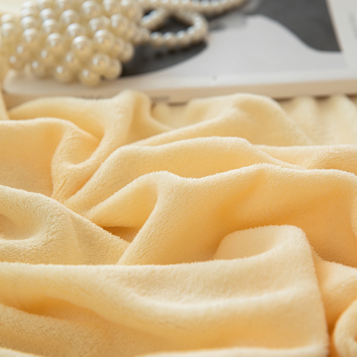 91家纺网 家纺一手货源 找家纺 眠博士 2025新款简约牛奶绒纯色单床单-场景二 牛奶绒纯色床单-鹅黄