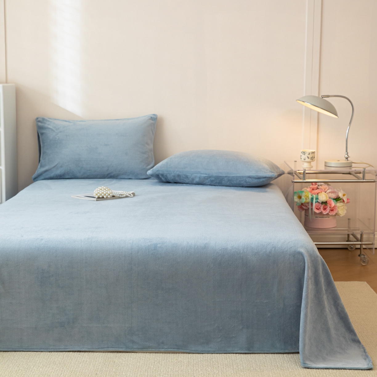 91家纺网 家纺一手货源 找家纺 眠博士 2025新款简约牛奶绒纯色单床单-场景二 牛奶绒纯色床单-雾霾蓝