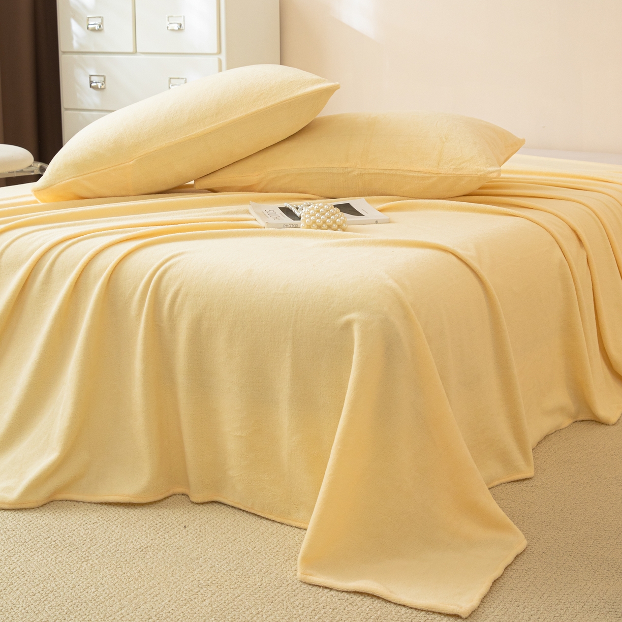 91家纺网 家纺一手货源 找家纺 眠博士 2025新款简约牛奶绒纯色单床单-场景二 牛奶绒纯色床单-鹅黄