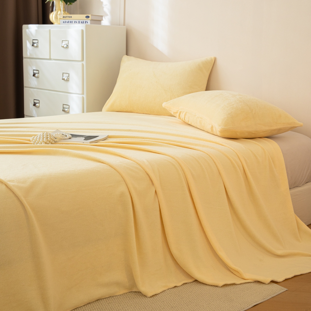 91家纺网 家纺一手货源 找家纺 眠博士 2025新款简约牛奶绒纯色单床单-场景二 牛奶绒纯色床单-鹅黄