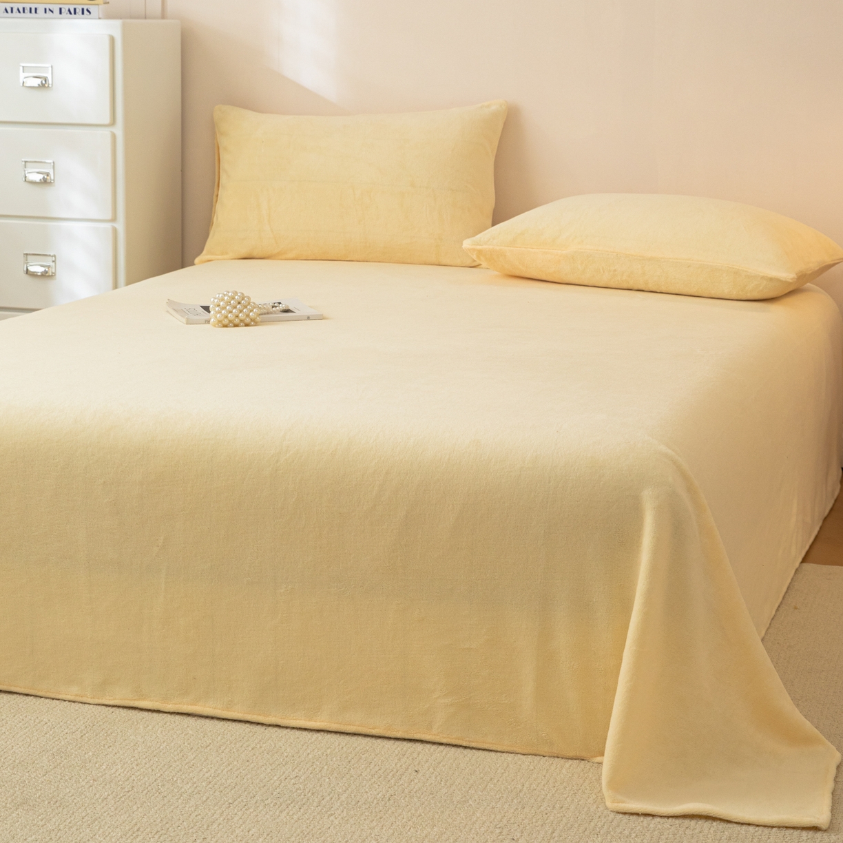 91家纺网 家纺一手货源 找家纺 眠博士 2025新款简约牛奶绒纯色单床单-场景二 牛奶绒纯色床单-鹅黄
