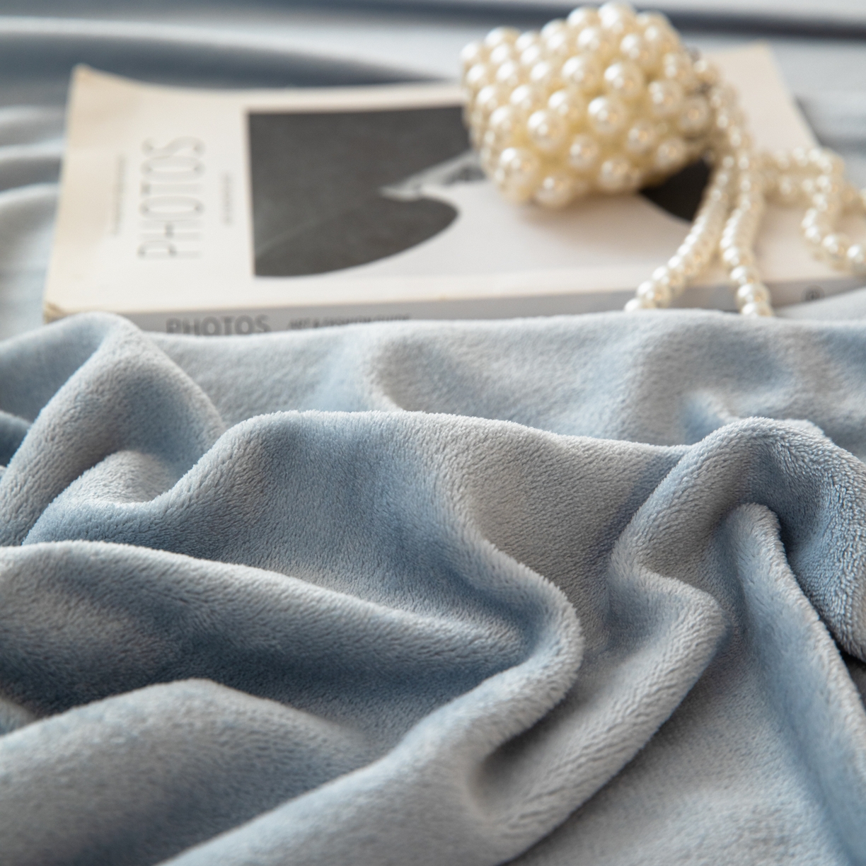 91家纺网 家纺一手货源 找家纺 眠博士 2025新款简约牛奶绒纯色单床单-场景二 牛奶绒纯色床单-雾霾蓝