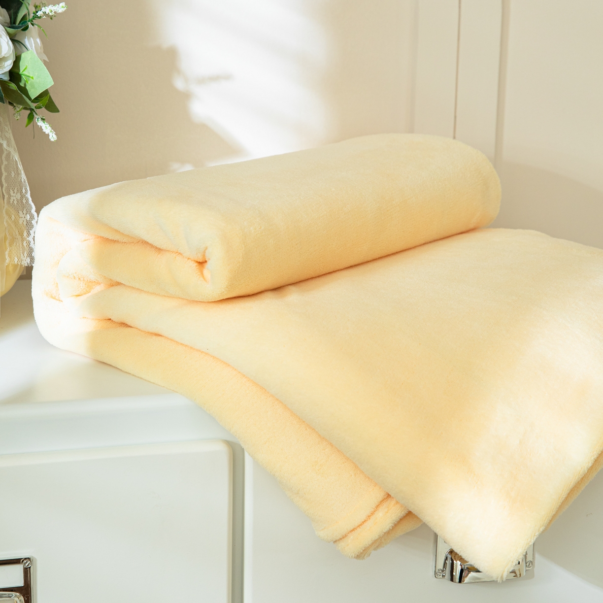 91家纺网 家纺一手货源 找家纺 眠博士 2025新款简约牛奶绒纯色单床单-场景二 牛奶绒纯色床单-鹅黄