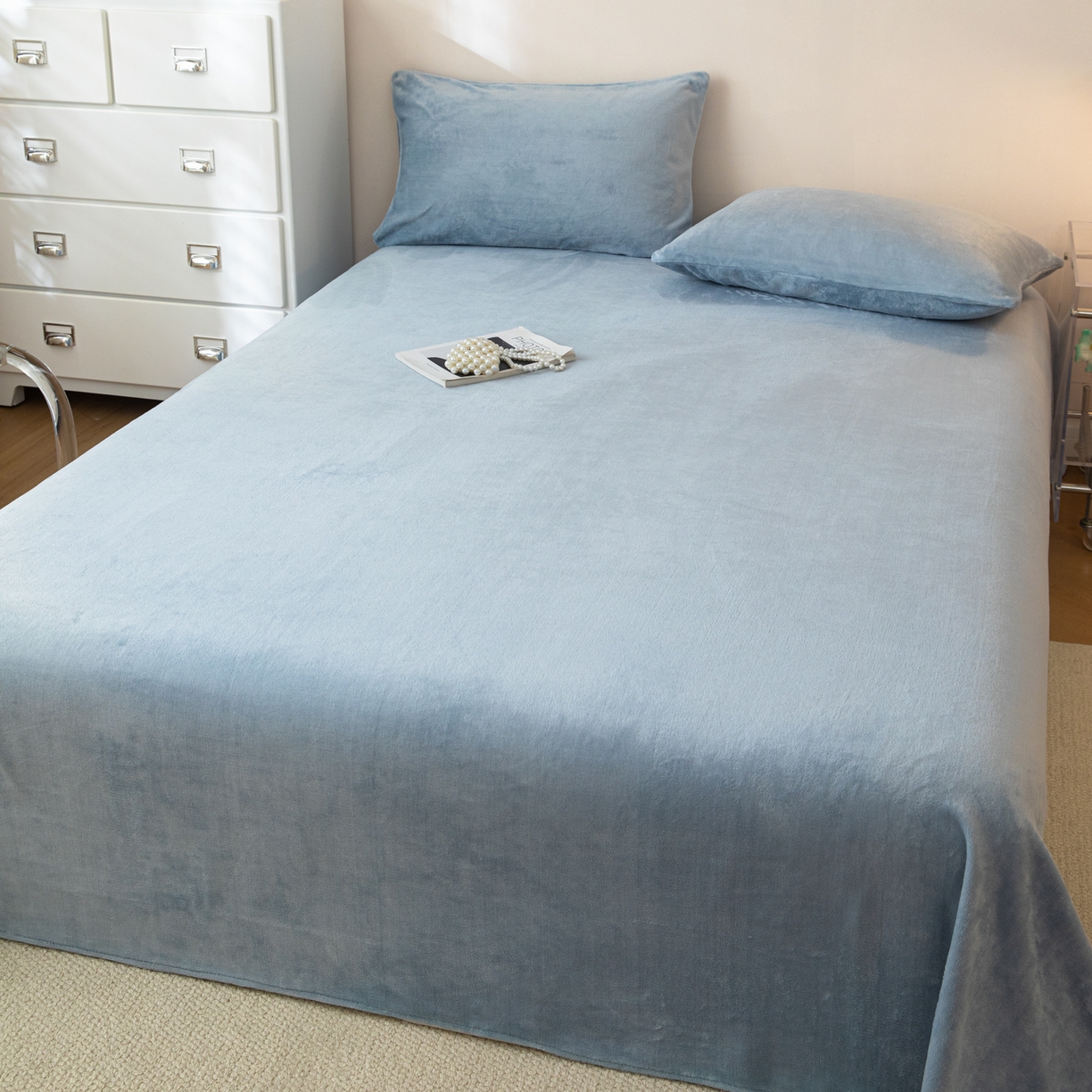 91家纺网 家纺一手货源 找家纺 眠博士 2025新款简约牛奶绒纯色单床单-场景二 牛奶绒纯色床单-雾霾蓝