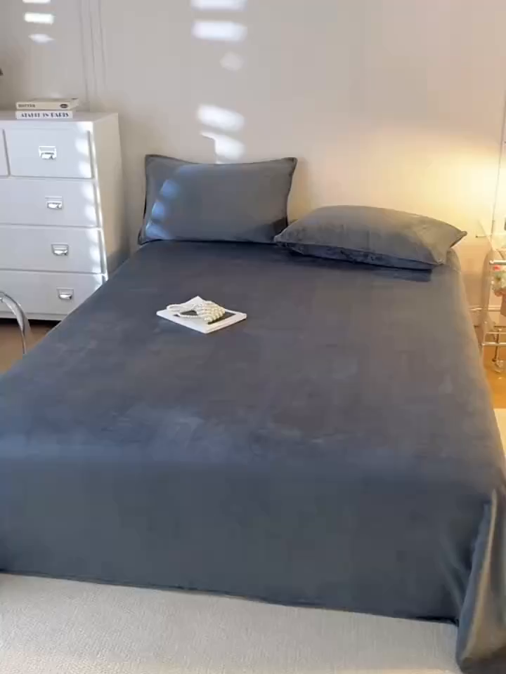 91家纺网 家纺一手货源 找家纺 眠博士 2025新款简约牛奶绒纯色单床单-场景二 牛奶绒纯色床单-深灰