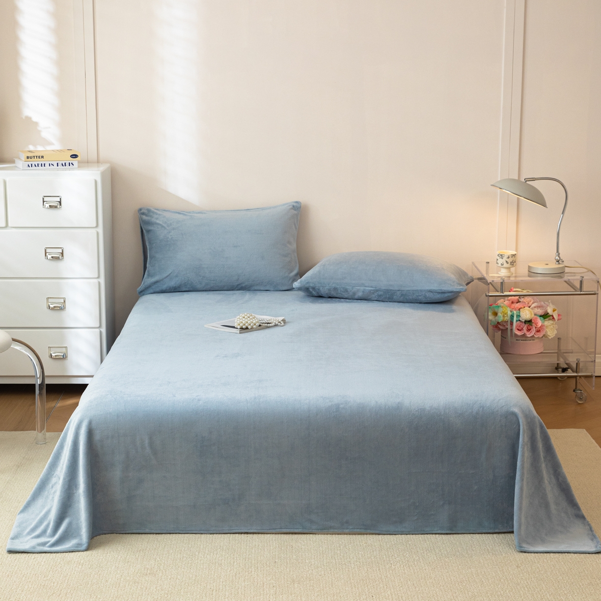 91家纺网 家纺一手货源 找家纺 眠博士 2025新款简约牛奶绒纯色单床单-场景二 牛奶绒纯色床单-雾霾蓝