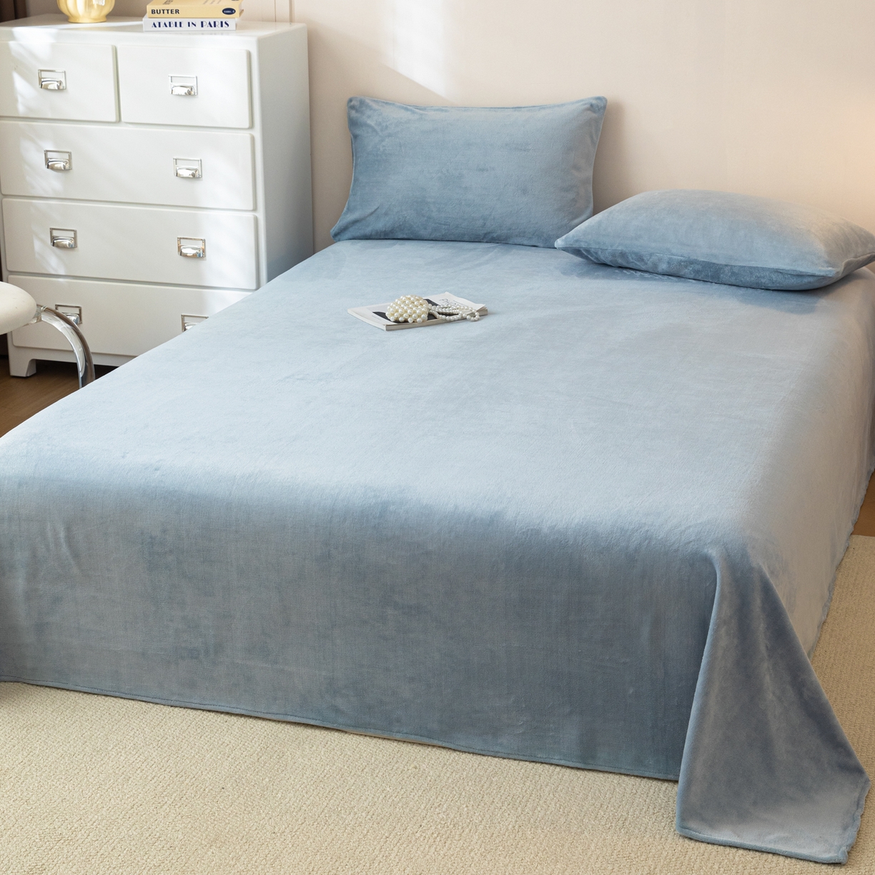 91家纺网 家纺一手货源 找家纺 眠博士 2025新款简约牛奶绒纯色单床单-场景二 牛奶绒纯色床单-雾霾蓝