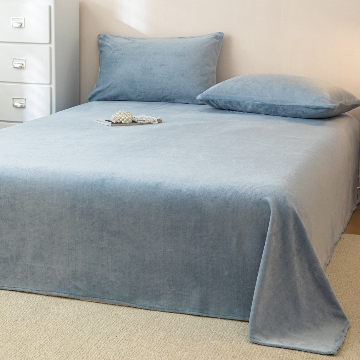 91家纺网 家纺一手货源 找家纺 眠博士 2025新款简约牛奶绒纯色单床单-场景二 牛奶绒纯色床单-雾霾蓝
