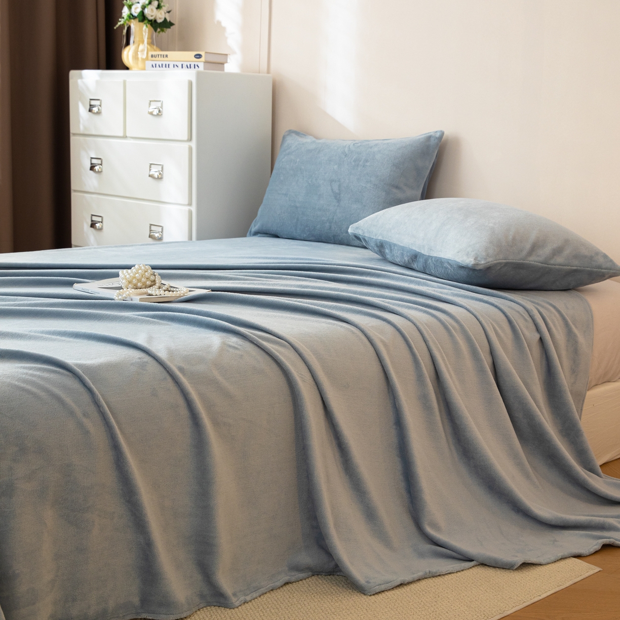 91家纺网 家纺一手货源 找家纺 眠博士 2025新款简约牛奶绒纯色单床单-场景二 牛奶绒纯色床单-雾霾蓝