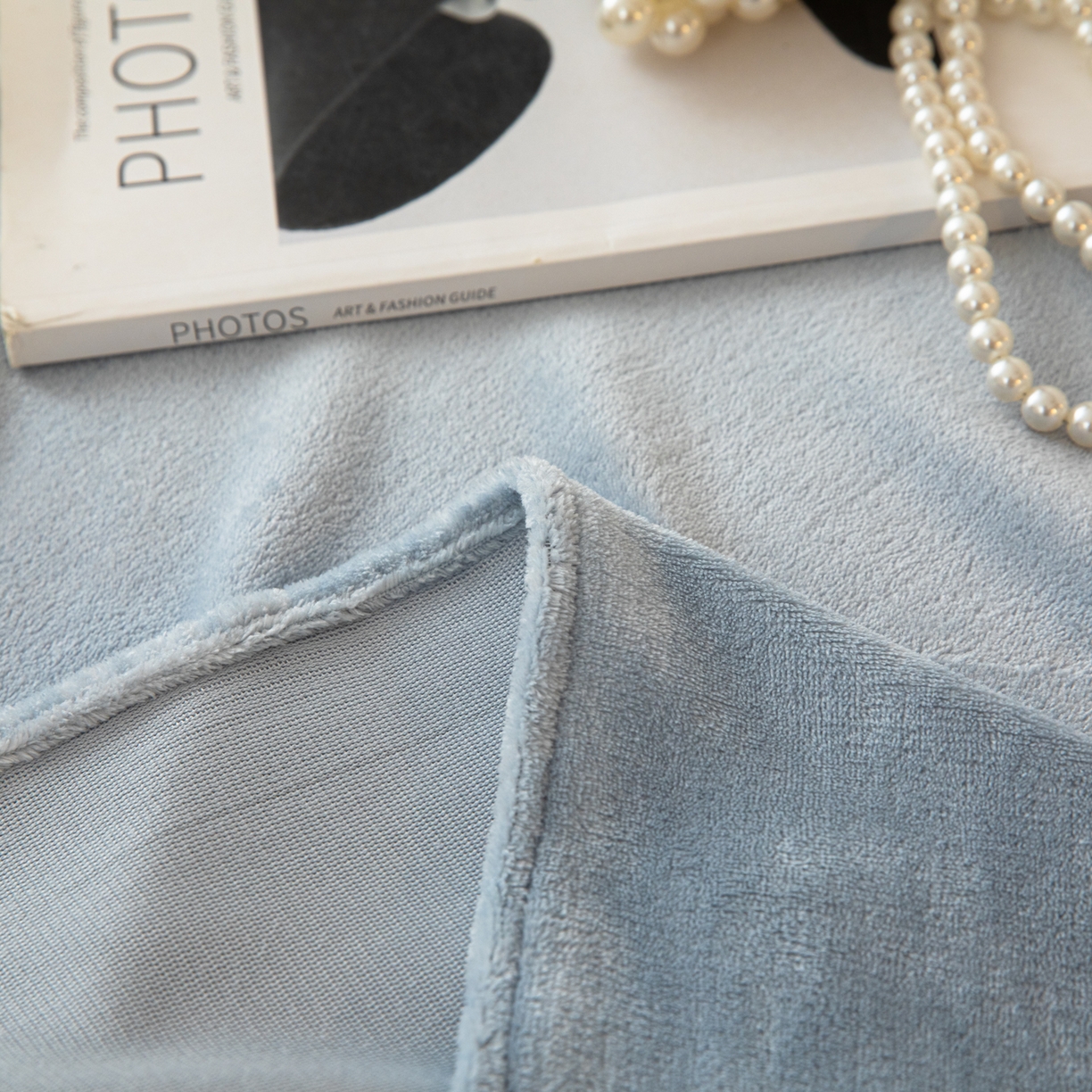 91家纺网 家纺一手货源 找家纺 眠博士 2025新款简约牛奶绒纯色单床单-场景二 牛奶绒纯色床单-雾霾蓝