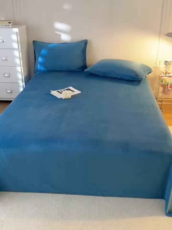 91家纺网 家纺一手货源 找家纺 眠博士 2025新款简约牛奶绒纯色单床单-场景二 牛奶绒纯色床单-靛青