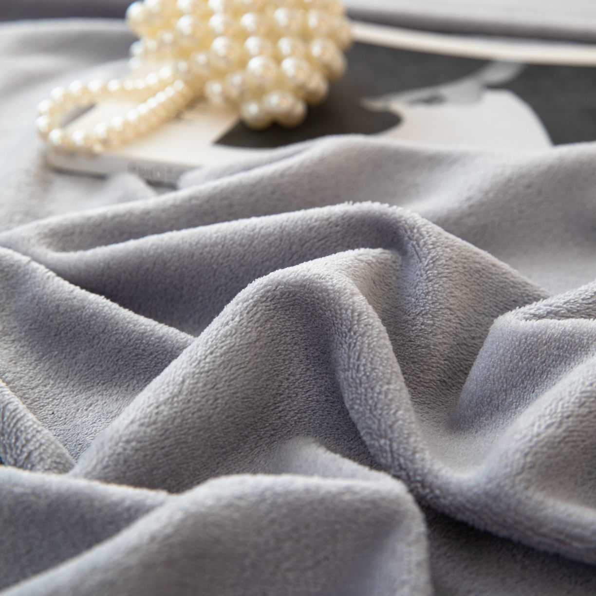 91家纺网 家纺一手货源 找家纺 眠博士 2025新款简约牛奶绒纯色单床单-场景二 牛奶绒纯色床单-浅灰