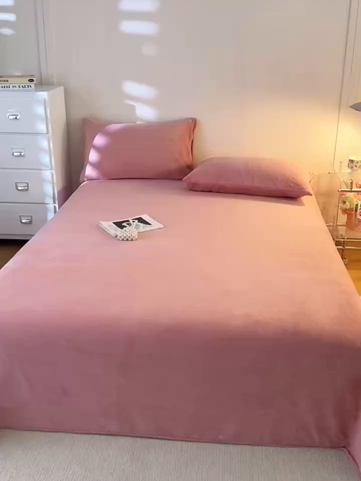 91家纺网 家纺一手货源 找家纺 眠博士 2025新款简约牛奶绒纯色单床单-场景二 牛奶绒纯色床单-冬日豆沙