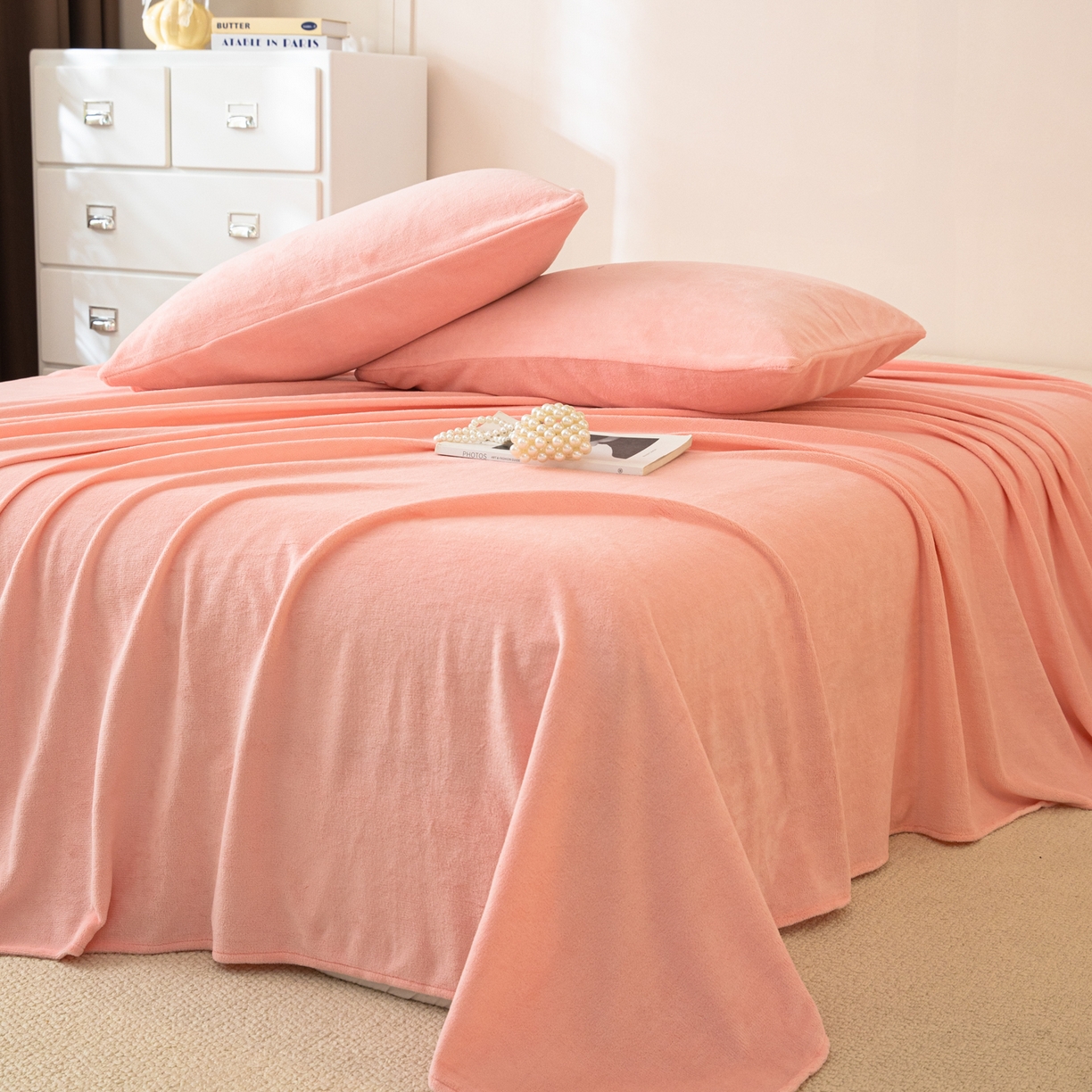 91家纺网 家纺一手货源 找家纺 眠博士 2025新款简约牛奶绒纯色单床单-场景二 牛奶绒纯色床单-粉色