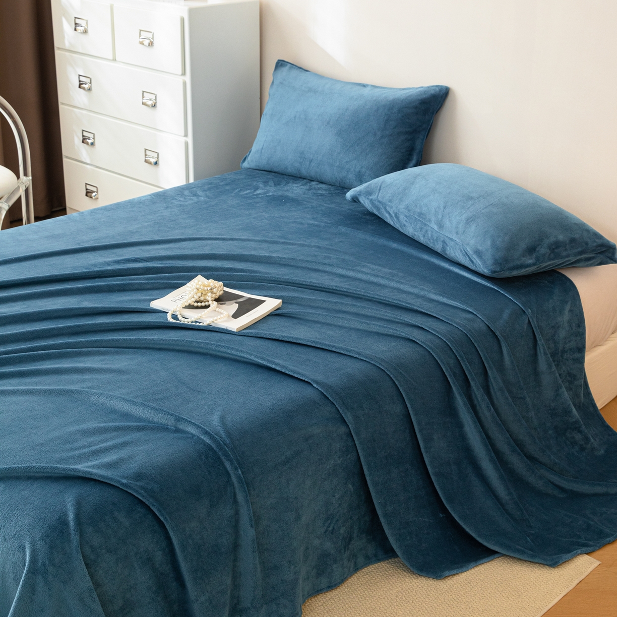 91家纺网 家纺一手货源 找家纺 （总）眠博士 2025新款简约牛奶绒纯色单床单-场景二