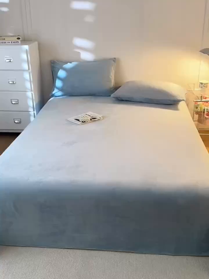 91家纺网 家纺一手货源 找家纺 眠博士 2025新款简约牛奶绒纯色单床单-场景二 牛奶绒纯色床单-雾霾蓝