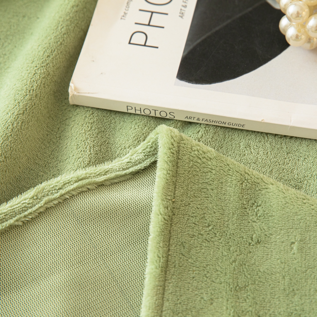 91家纺网 家纺一手货源 找家纺 眠博士 2025新款简约牛奶绒纯色单床单-场景二 牛奶绒纯色床单-苹果绿