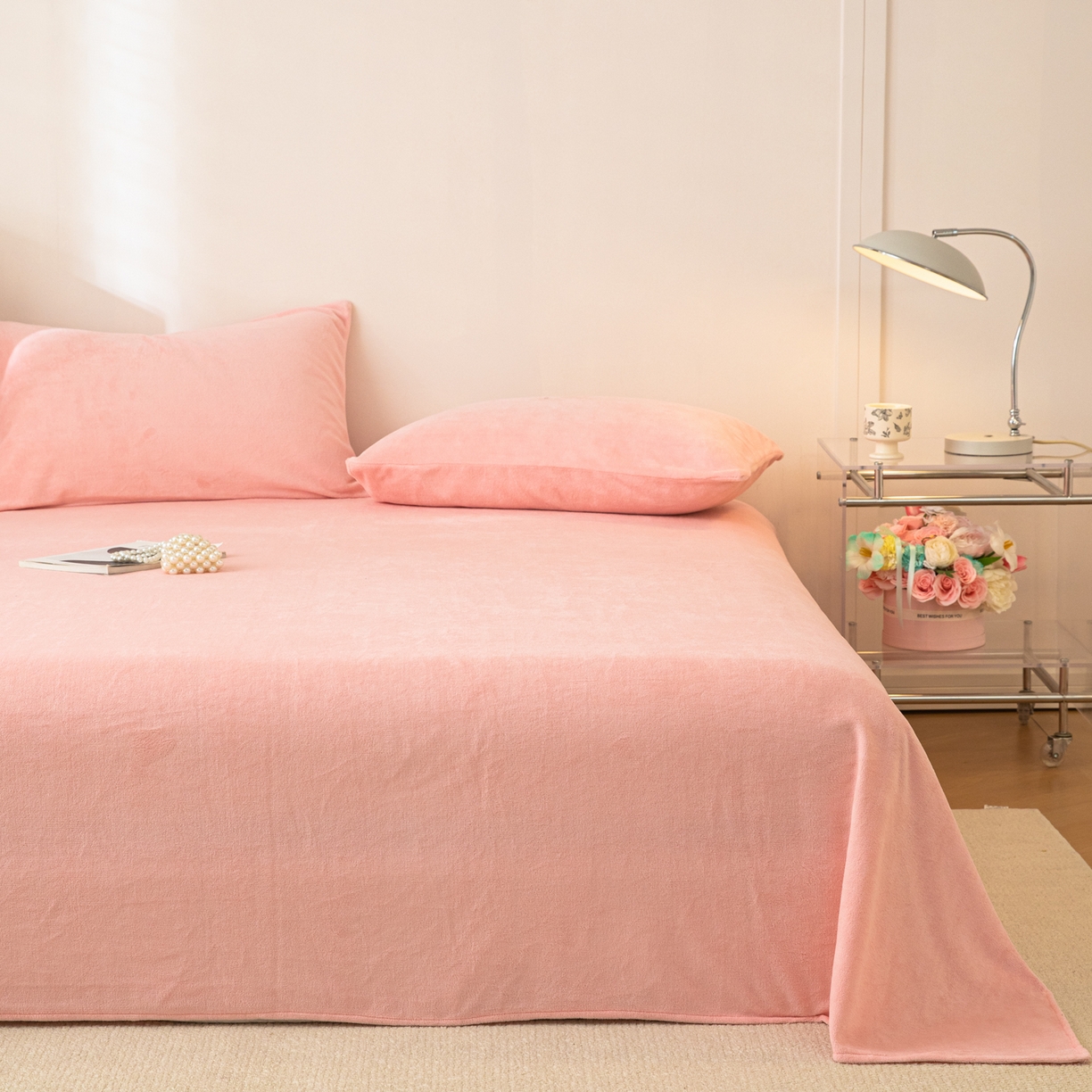 91家纺网 家纺一手货源 找家纺 眠博士 2025新款简约牛奶绒纯色单床单-场景二 牛奶绒纯色床单-粉色