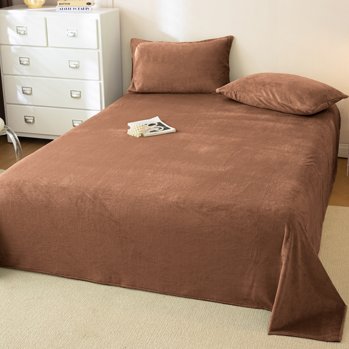 91家纺网 家纺一手货源 找家纺 眠博士 2025新款简约牛奶绒纯色单床单-场景二 牛奶绒纯色床单-冬日咖