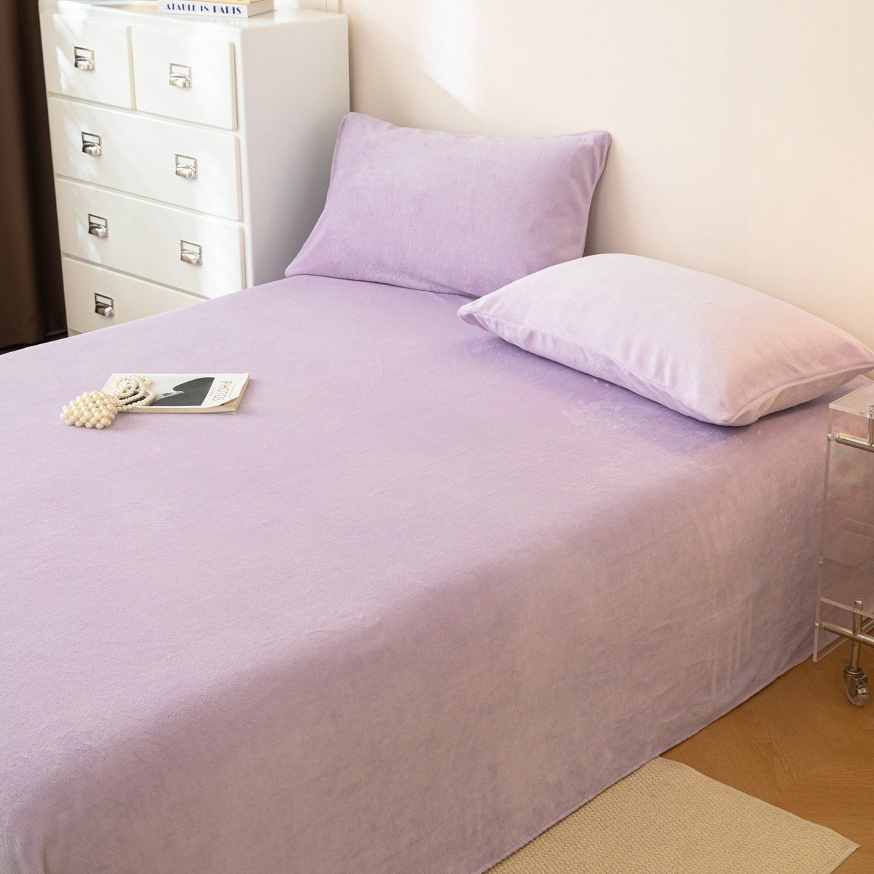 91家纺网 家纺一手货源 找家纺 眠博士 2025新款简约牛奶绒纯色单床单-场景二 牛奶绒纯色床单-丁香紫
