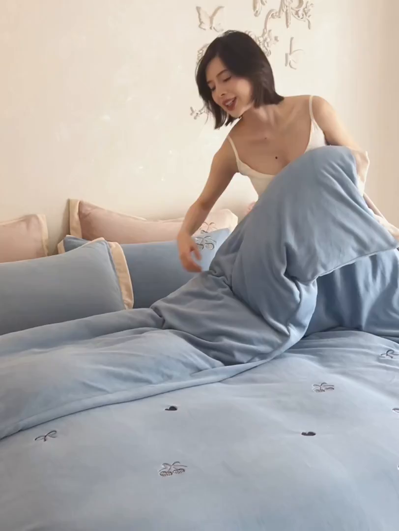 91家纺网 家纺一手货源 找家纺 （总）卡初家居（原微来） 2025新款秋冬全消光A类母婴标准亲肤牛奶绒绣花四件套