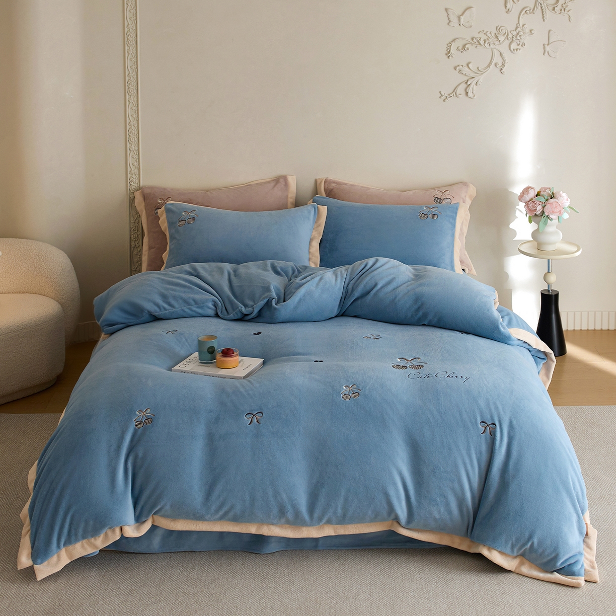 91家纺网 家纺一手货源 找家纺 （总）卡初家居（原微来） 2025新款秋冬全消光A类母婴标准亲肤牛奶绒绣花四件套