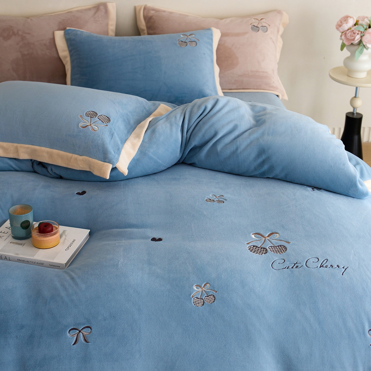 91家纺网 家纺一手货源 找家纺 （总）卡初家居（原微来） 2025新款秋冬全消光A类母婴标准亲肤牛奶绒绣花四件套