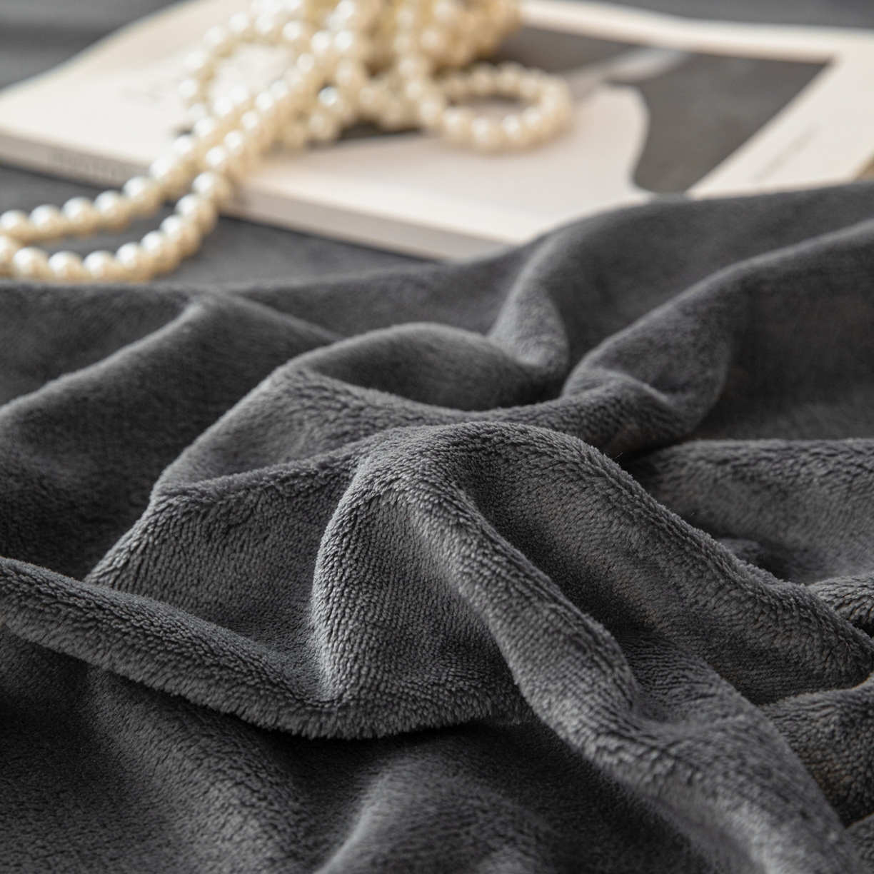 91家纺网 家纺一手货源 找家纺 眠博士 2025新款简约牛奶绒纯色单床单-场景二 牛奶绒纯色床单-深灰