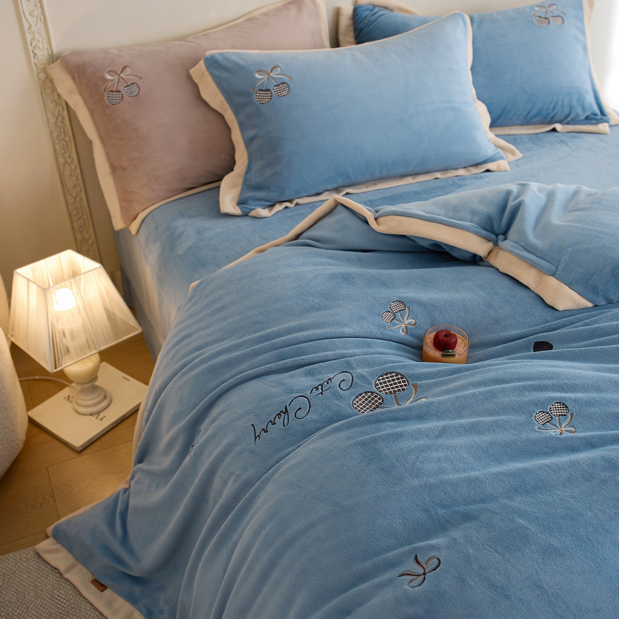 91家纺网 家纺一手货源 找家纺 （总）卡初家居（原微来） 2025新款秋冬全消光A类母婴标准亲肤牛奶绒绣花四件套