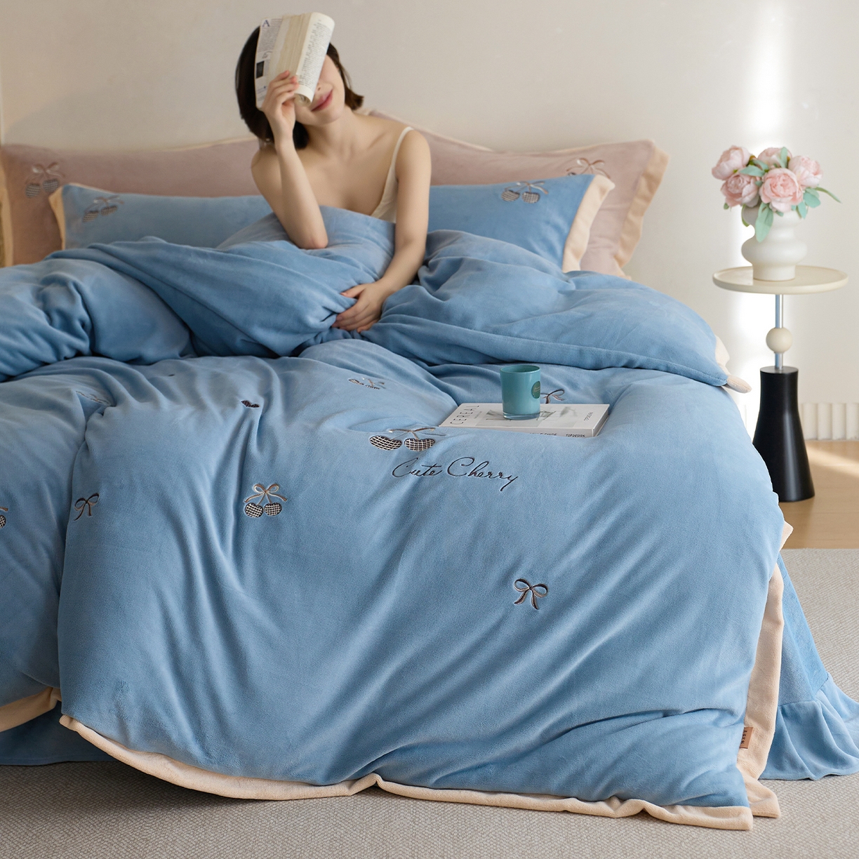 91家纺网 家纺一手货源 找家纺 卡初家居（原微来） 2025新款秋冬全消光A类母婴标准亲肤牛奶绒绣花四件套 暖居-宝石蓝