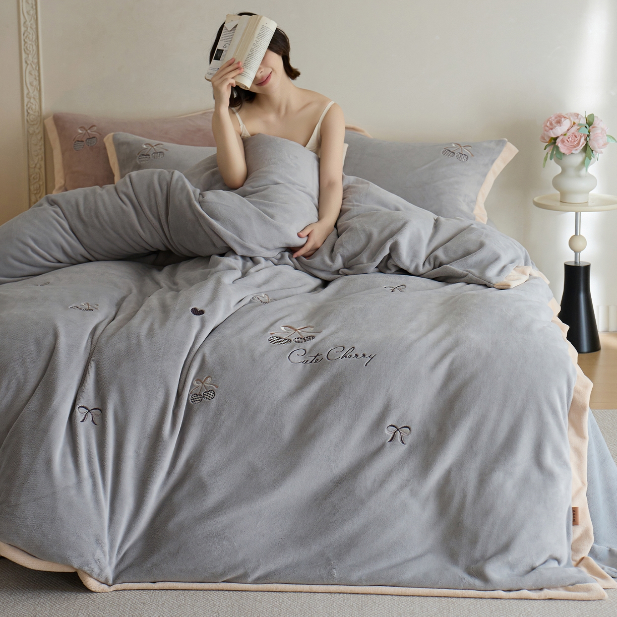 91家纺网 家纺一手货源 找家纺 卡初家居（原微来） 2025新款秋冬全消光A类母婴标准亲肤牛奶绒绣花四件套 暖居-浅云灰