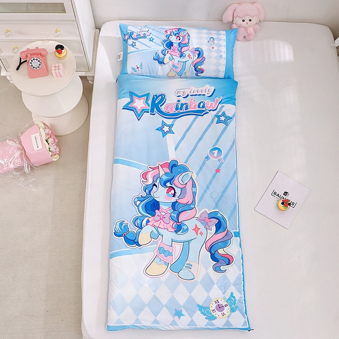 91家纺网 家纺一手货源 找家纺 八零年代 2025新款秋冬加厚豆豆绒儿童一体睡袋宝宝绒防踢被 蓝色小马