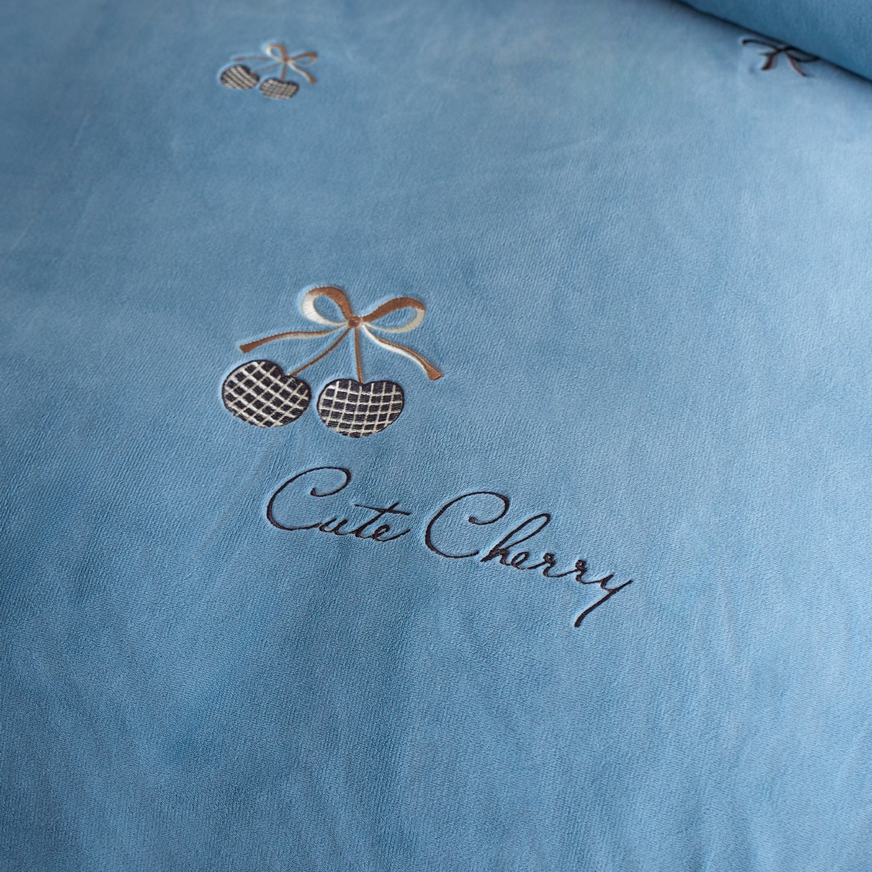 91家纺网 家纺一手货源 找家纺 卡初家居（原微来） 2025新款秋冬全消光A类母婴标准亲肤牛奶绒绣花四件套 暖居-宝石蓝