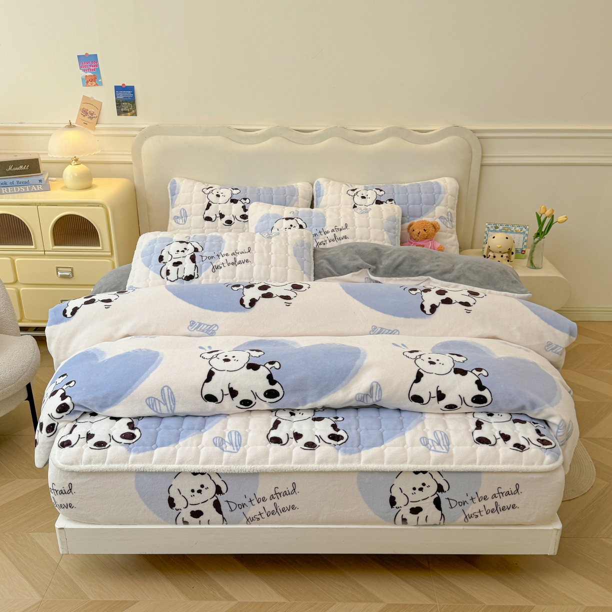 91家纺网 家纺一手货源 找家纺 LIFE.丽芙 2025秋冬新款A类牛奶绒加厚夹棉床笠+被套组合四件套 幸运狗