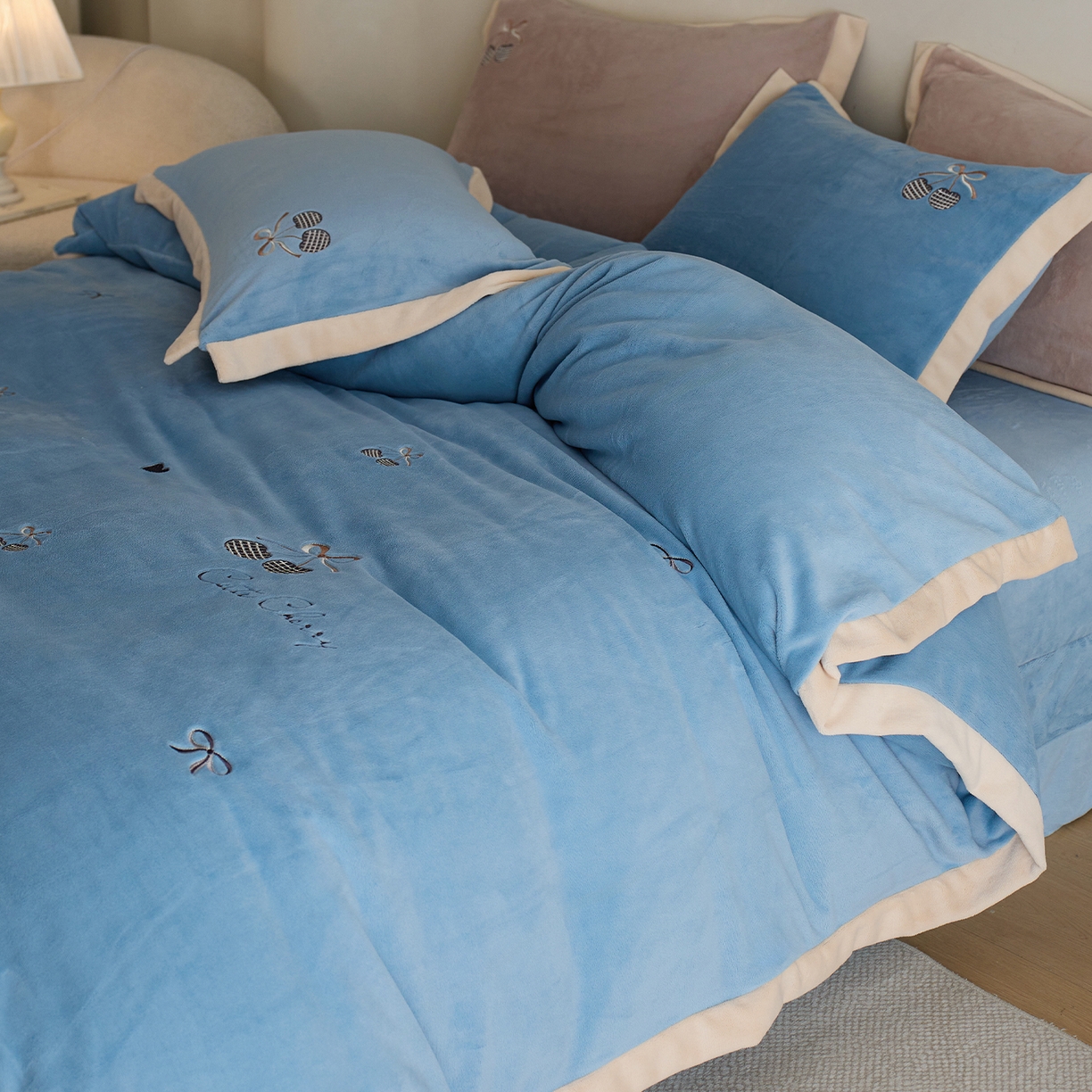 91家纺网 家纺一手货源 找家纺 卡初家居（原微来） 2025新款秋冬全消光A类母婴标准亲肤牛奶绒绣花四件套 暖居-宝石蓝