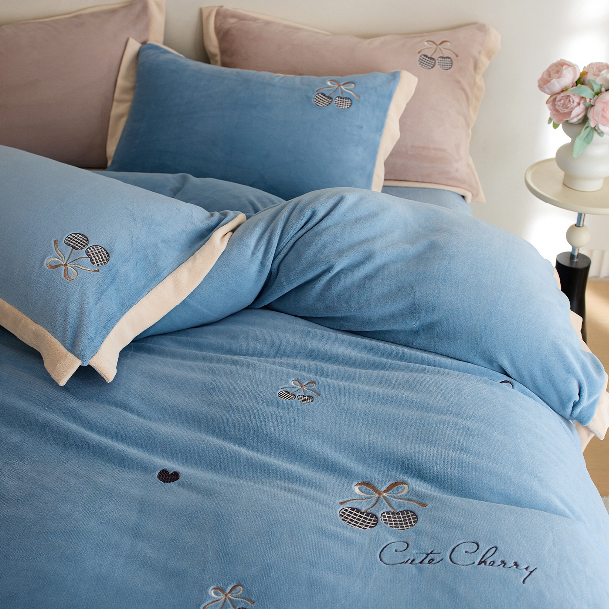 91家纺网 家纺一手货源 找家纺 卡初家居（原微来） 2025新款秋冬全消光A类母婴标准亲肤牛奶绒绣花四件套 暖居-宝石蓝