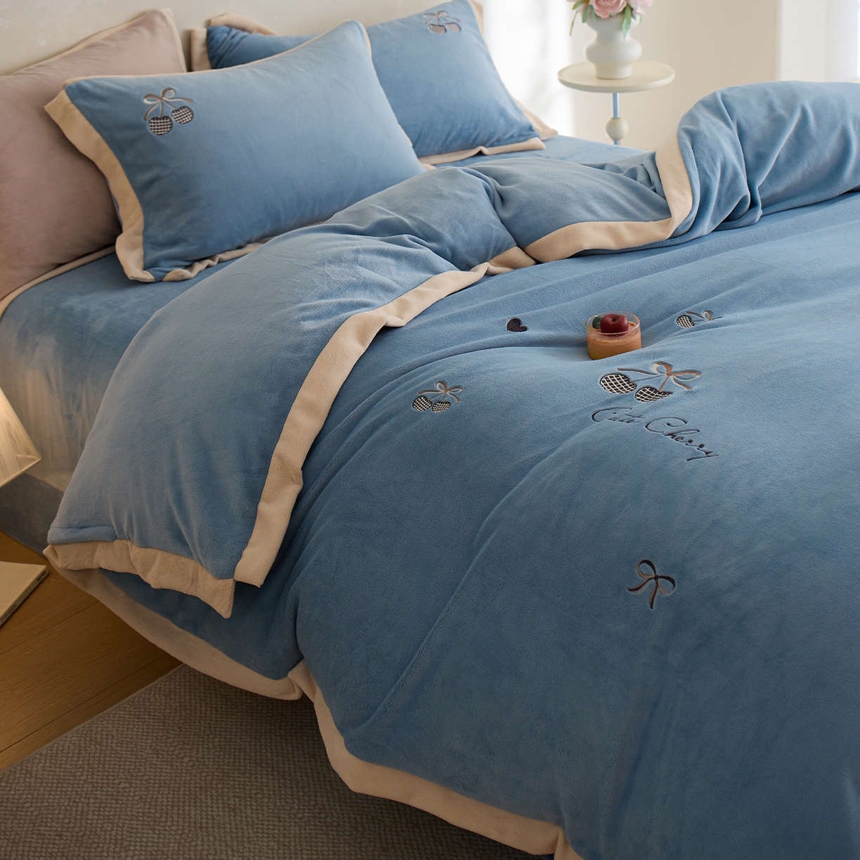 91家纺网 家纺一手货源 找家纺 卡初家居（原微来） 2025新款秋冬全消光A类母婴标准亲肤牛奶绒绣花四件套 暖居-宝石蓝