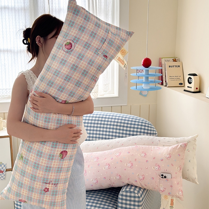 91家纺网 家纺一手货源 找家纺 贝扬思家纺 2025新款云感双层纱软萌长条抱枕系列~抱睡敲舒服~ 草莓晶