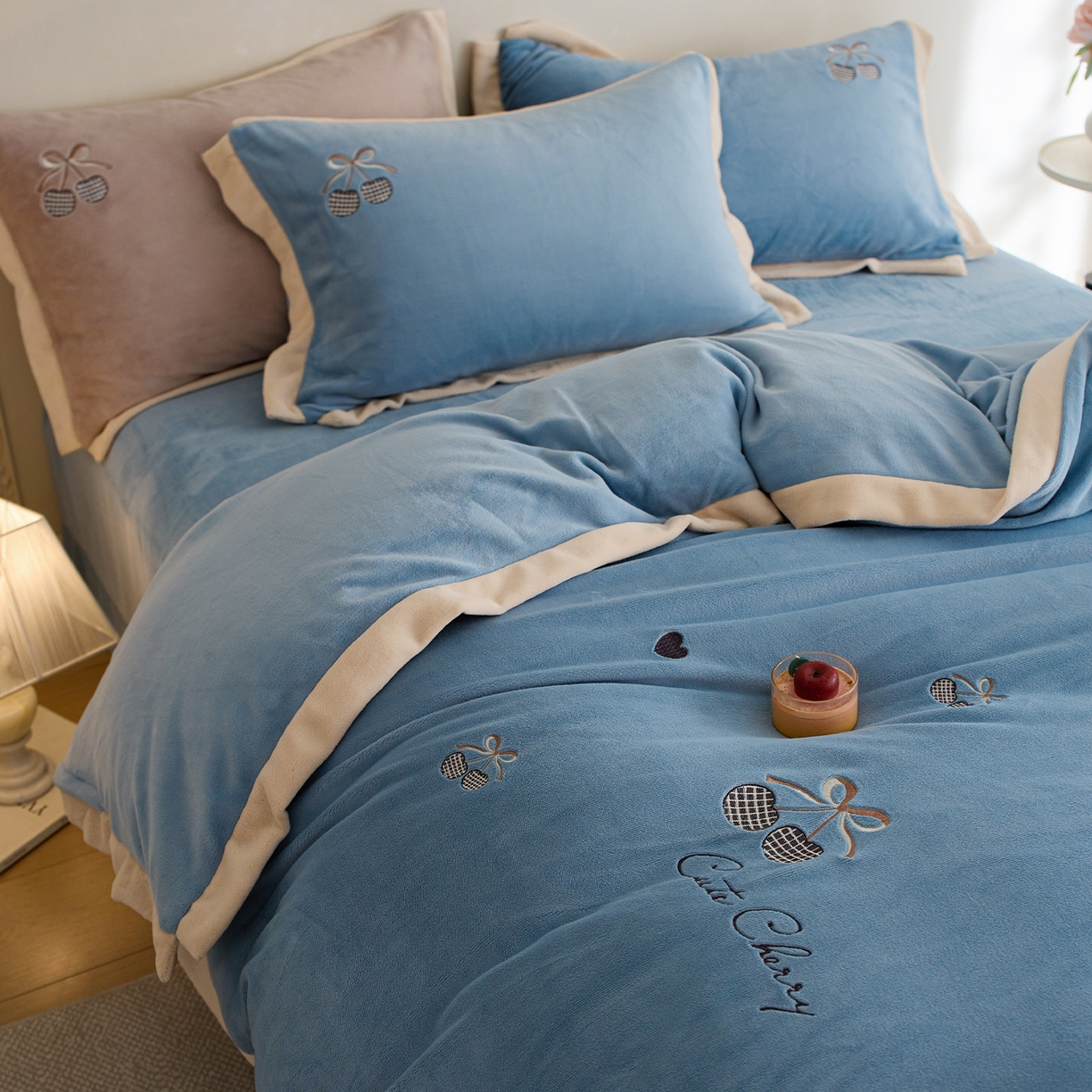 91家纺网 家纺一手货源 找家纺 卡初家居（原微来） 2025新款秋冬全消光A类母婴标准亲肤牛奶绒绣花四件套 暖居-宝石蓝