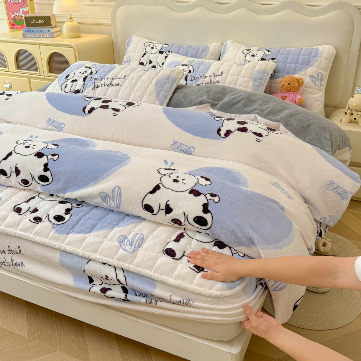 91家纺网 家纺一手货源 找家纺 LIFE.丽芙 2025秋冬新款A类牛奶绒加厚夹棉床笠+被套组合四件套 幸运狗