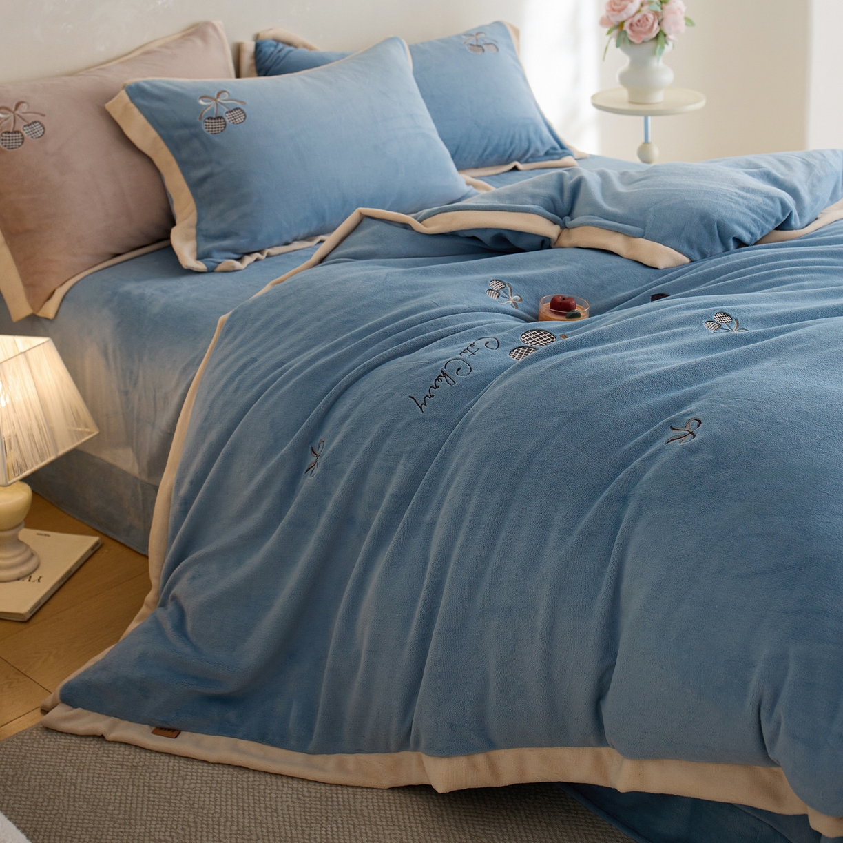 91家纺网 家纺一手货源 找家纺 卡初家居（原微来） 2025新款秋冬全消光A类母婴标准亲肤牛奶绒绣花四件套 暖居-宝石蓝