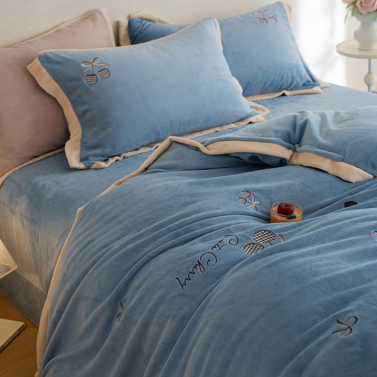 91家纺网 家纺一手货源 找家纺 卡初家居（原微来） 2025新款秋冬全消光A类母婴标准亲肤牛奶绒绣花四件套 暖居-宝石蓝