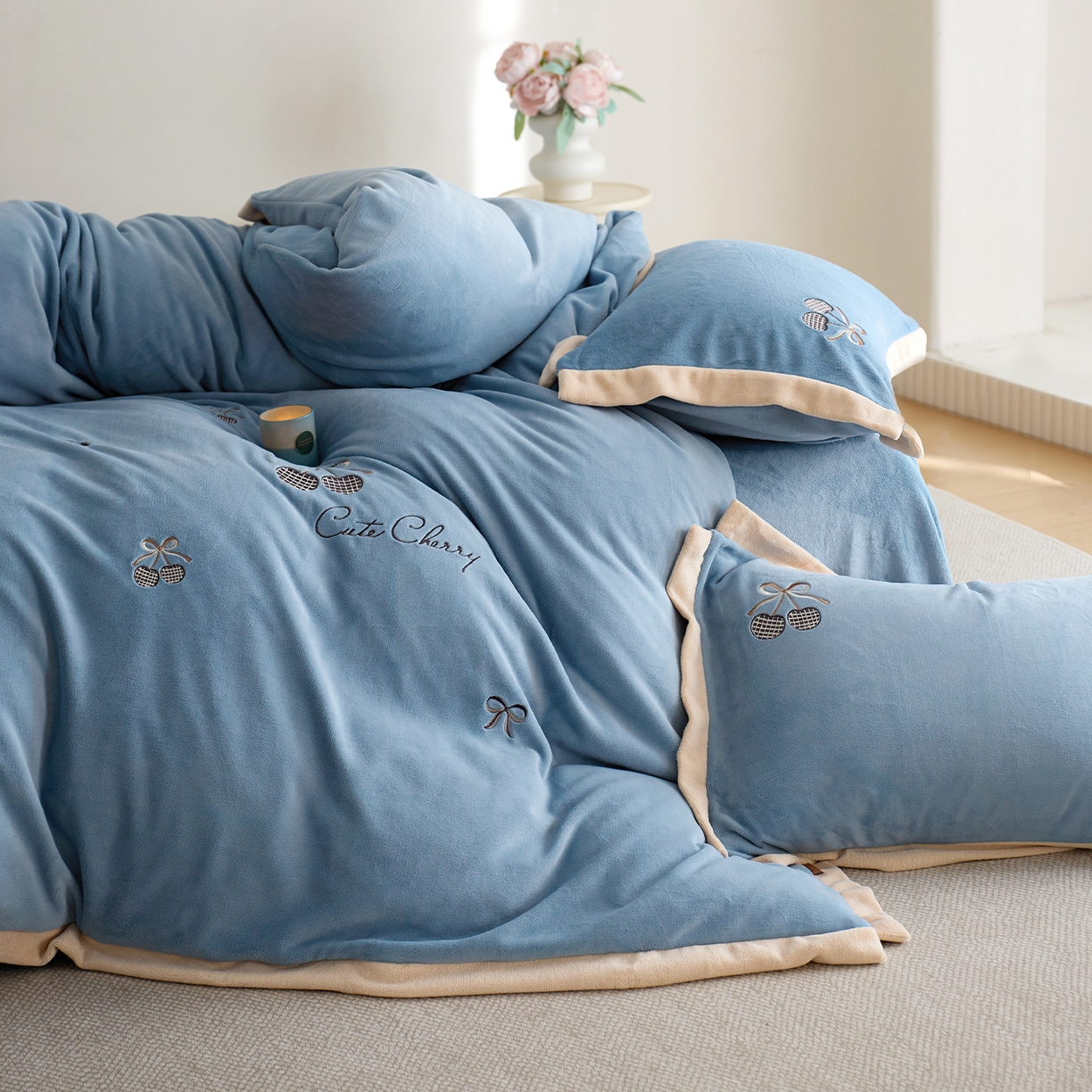 91家纺网 家纺一手货源 找家纺 卡初家居（原微来） 2025新款秋冬全消光A类母婴标准亲肤牛奶绒绣花四件套 暖居-宝石蓝