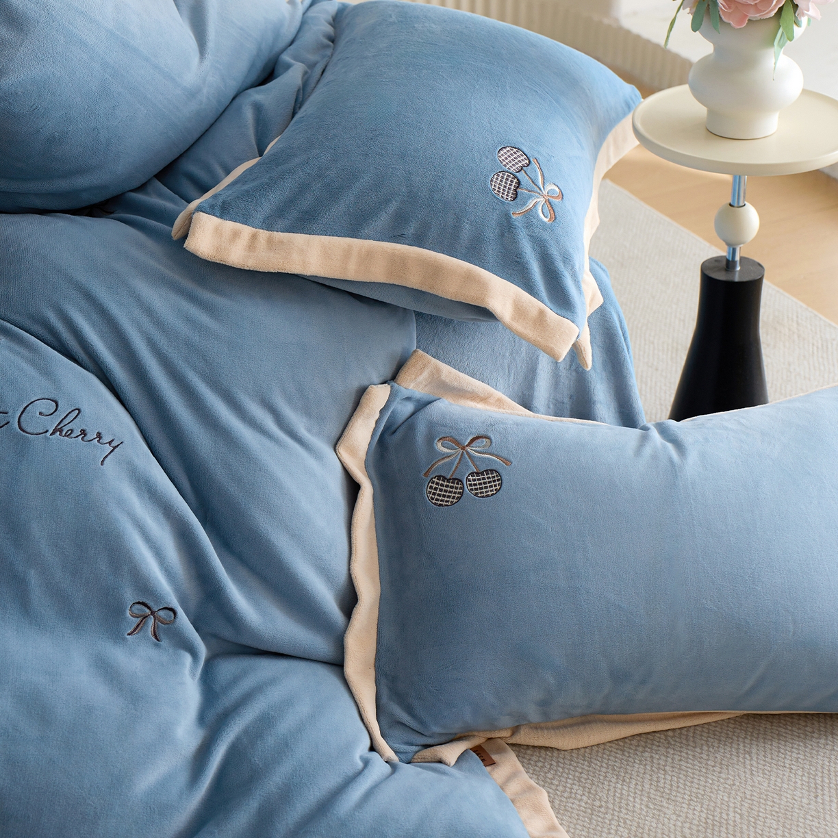 91家纺网 家纺一手货源 找家纺 卡初家居（原微来） 2025新款秋冬全消光A类母婴标准亲肤牛奶绒绣花四件套 暖居-宝石蓝