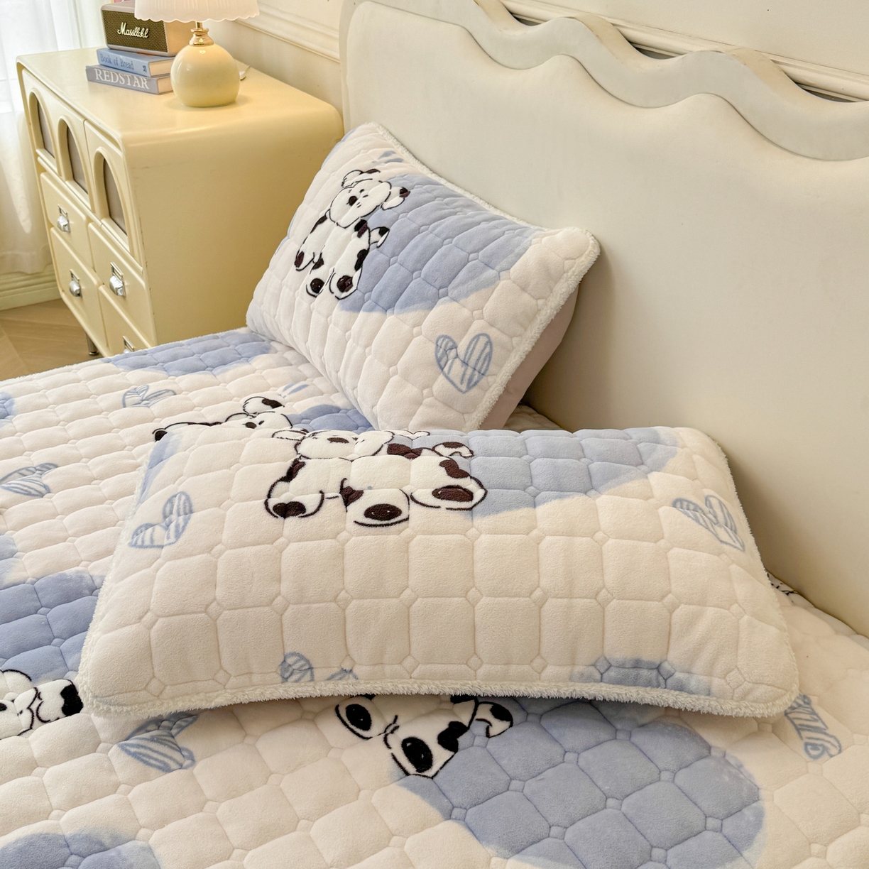 91家纺网 家纺一手货源 找家纺 LIFE.丽芙 2025秋冬新款A类牛奶绒加厚夹棉床笠+被套组合四件套 幸运狗