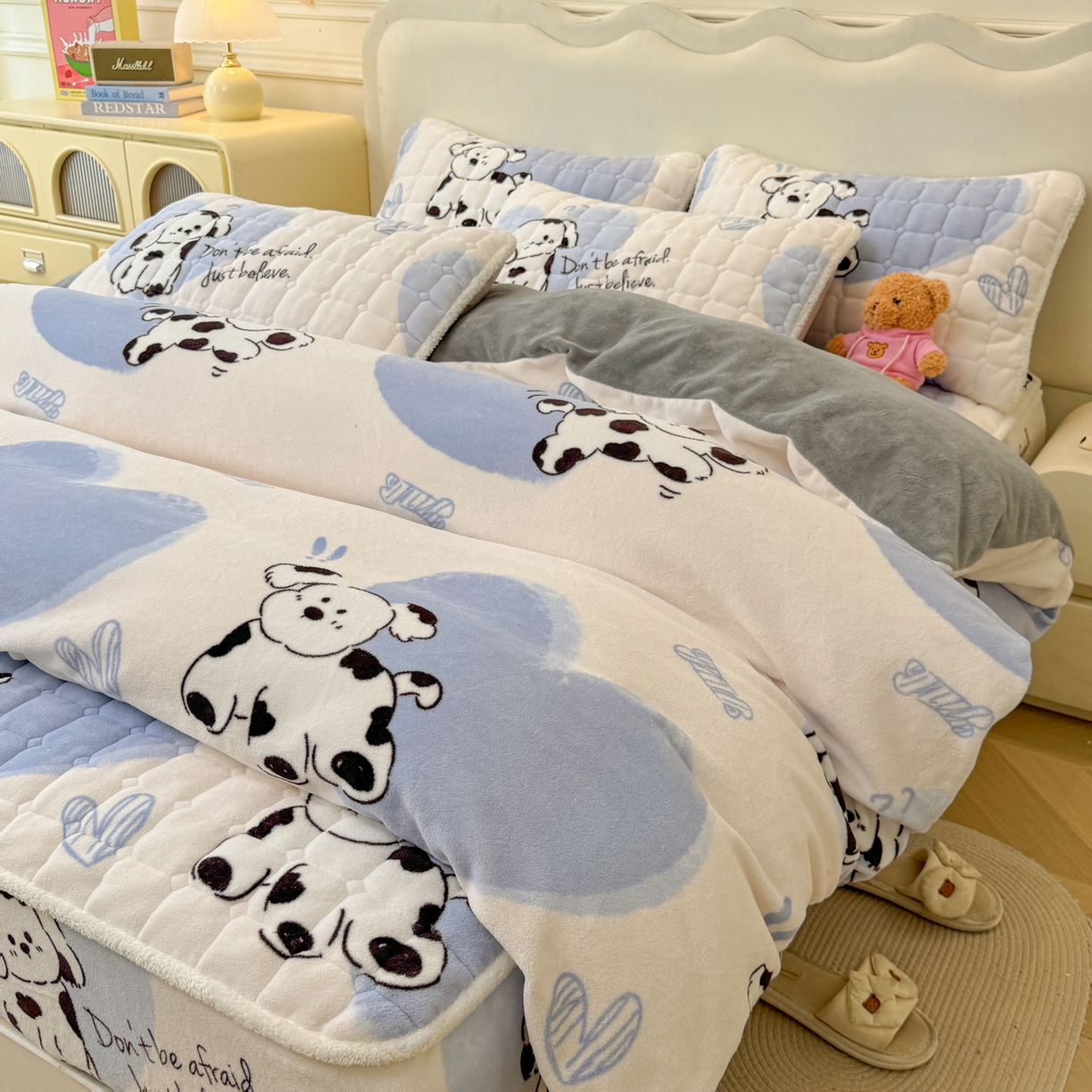 91家纺网 家纺一手货源 找家纺 LIFE.丽芙 2025秋冬新款A类牛奶绒加厚夹棉床笠+被套组合四件套 幸运狗