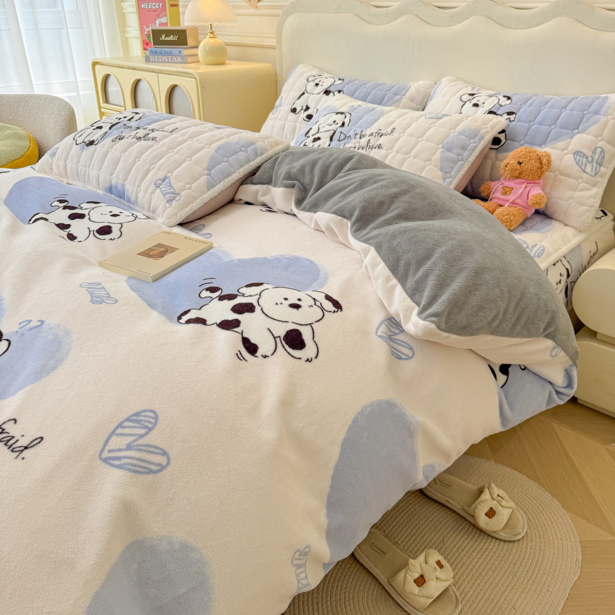 91家纺网 家纺一手货源 找家纺 LIFE.丽芙 2025秋冬新款A类牛奶绒加厚夹棉床笠+被套组合四件套 幸运狗