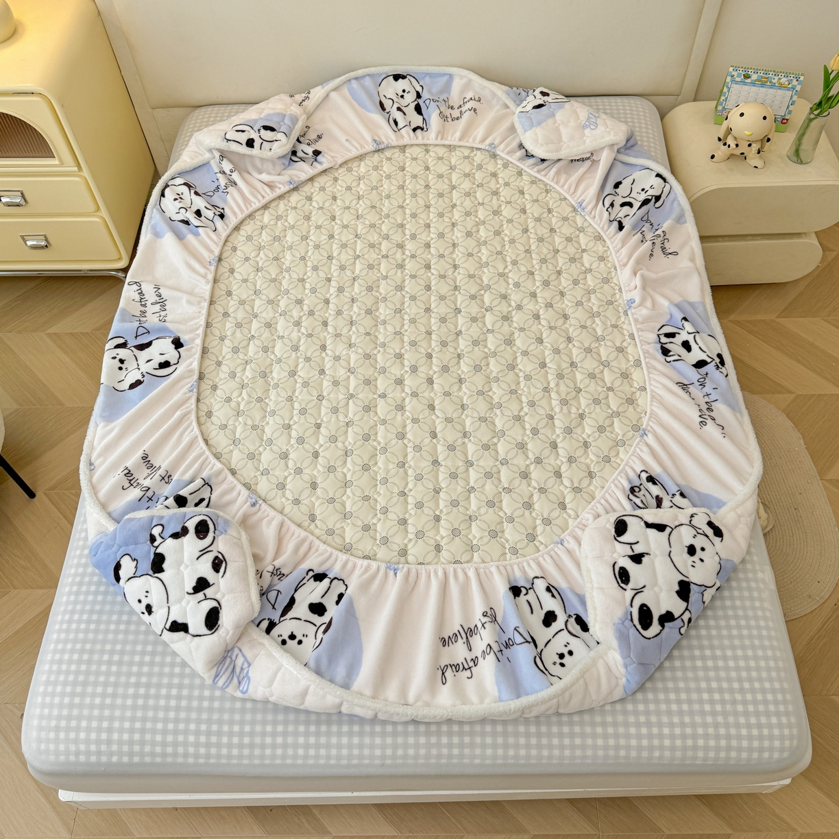 91家纺网 家纺一手货源 找家纺 LIFE.丽芙 2025秋冬新款A类牛奶绒加厚夹棉床笠+被套组合四件套 幸运狗