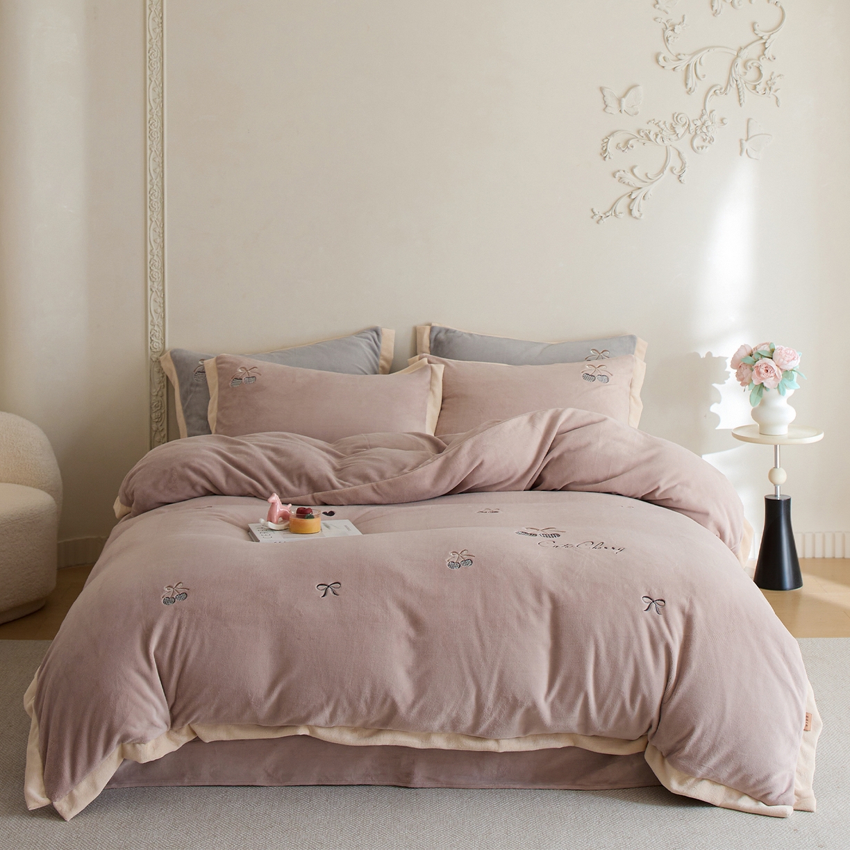 91家纺网 家纺一手货源 找家纺 卡初家居（原微来） 2025新款秋冬全消光A类母婴标准亲肤牛奶绒绣花四件套 暖居-粉豆沙